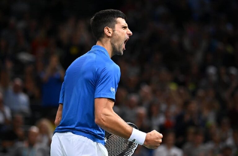 Djokovic reaches semi-finals