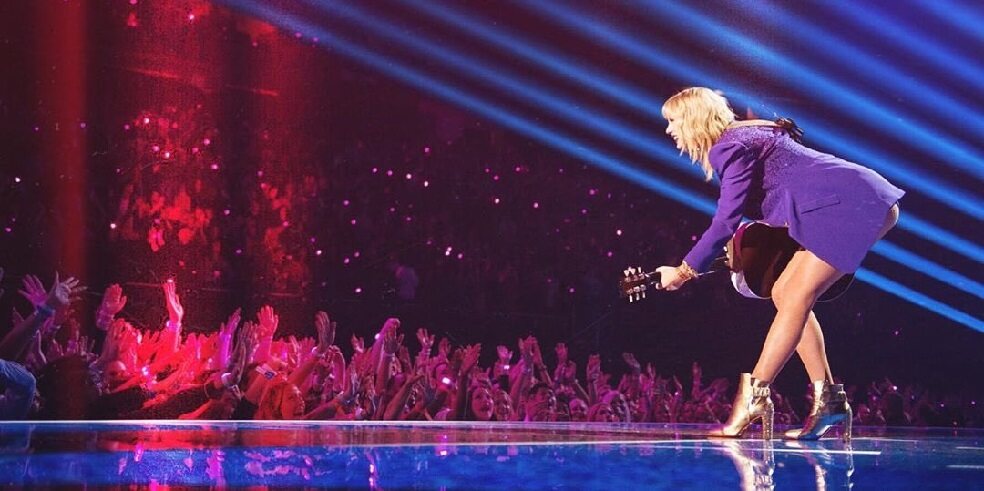 Taylor swift performing