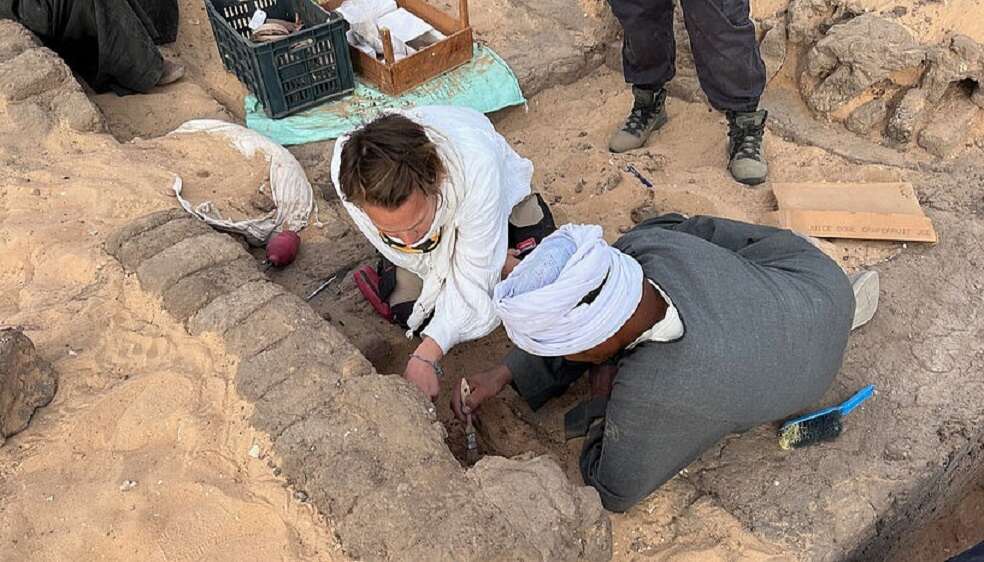 Archeologists discover  Egyptian tomb