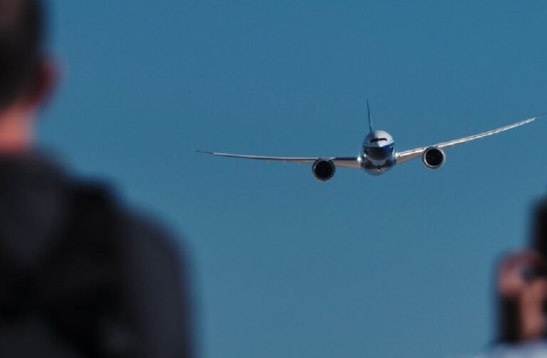 New Boeing Dreamliner 787 lands in China