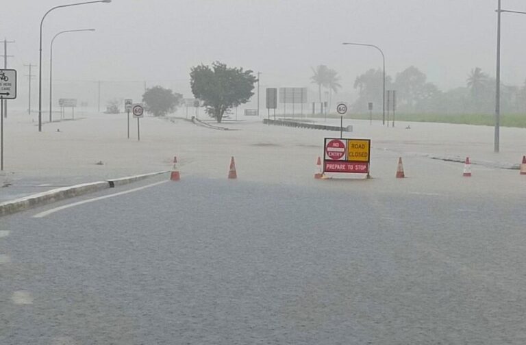 Northeastern Australia floods force hundreds to evacuate