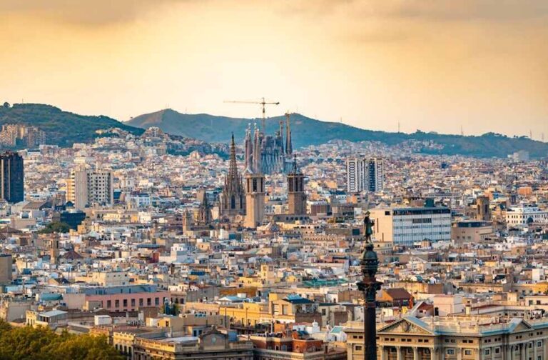 Barcelona to ban short-term tourist rentals