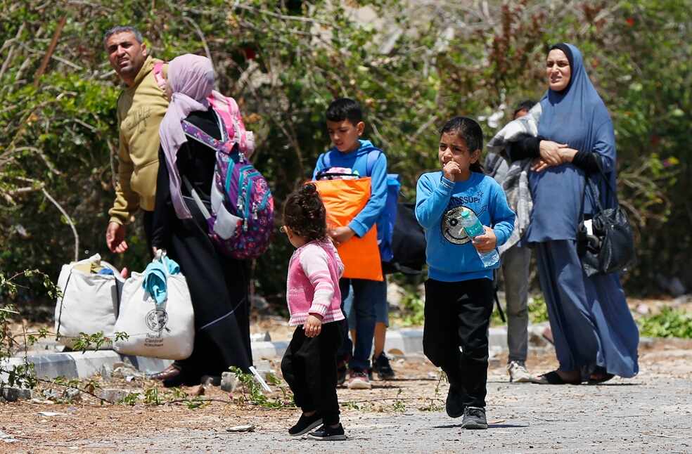 Thousands flee Southern Gaza