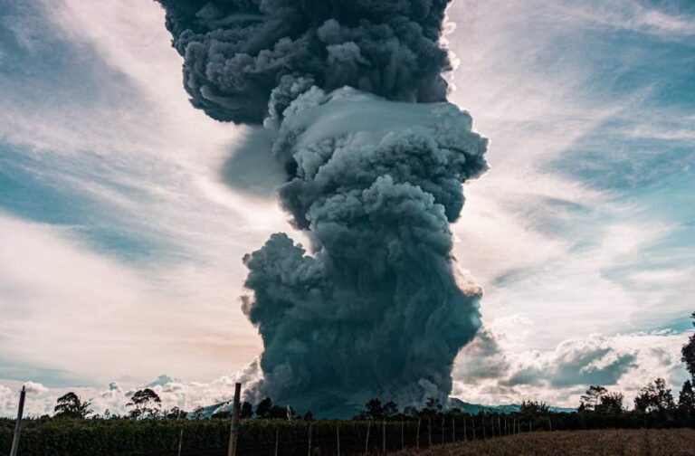 Shiveluch volcano erupts