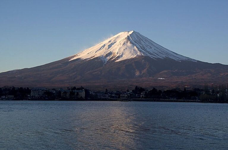 Mount Fuji ‘snowless’ for record time after Japan's hot summer_Image Via_Wikipedia