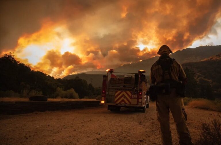 Palisades fire threatens LA Neighborhoods_Image Via_LACoFD