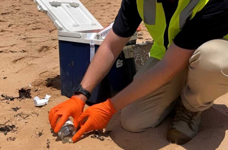 Sydney Beaches closed after mysterious balls contain toxic substances