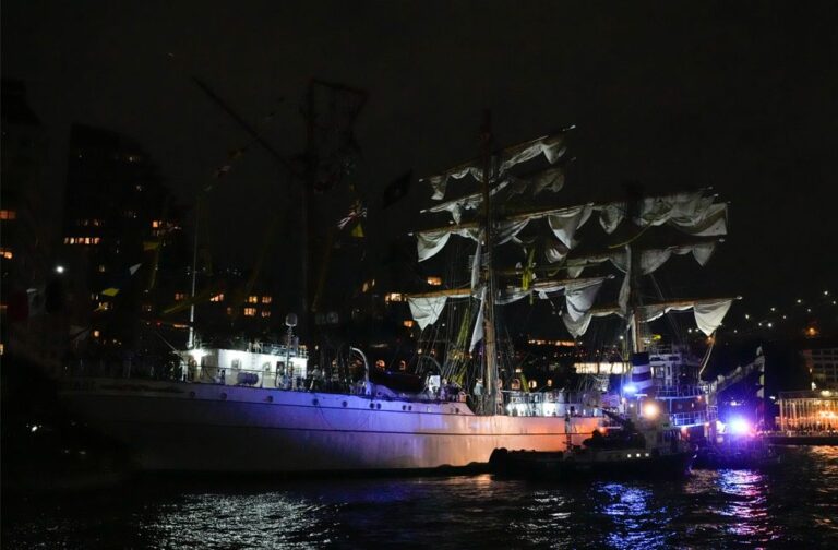 Mexican Navy training ship Cuauhtémoc hits Brooklyn Bridge_Image Via_X_Mayor Eric Adams