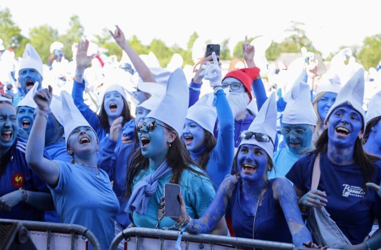 Smurf mania_French town breaks World Gathering Record_Image Via_Landerneau