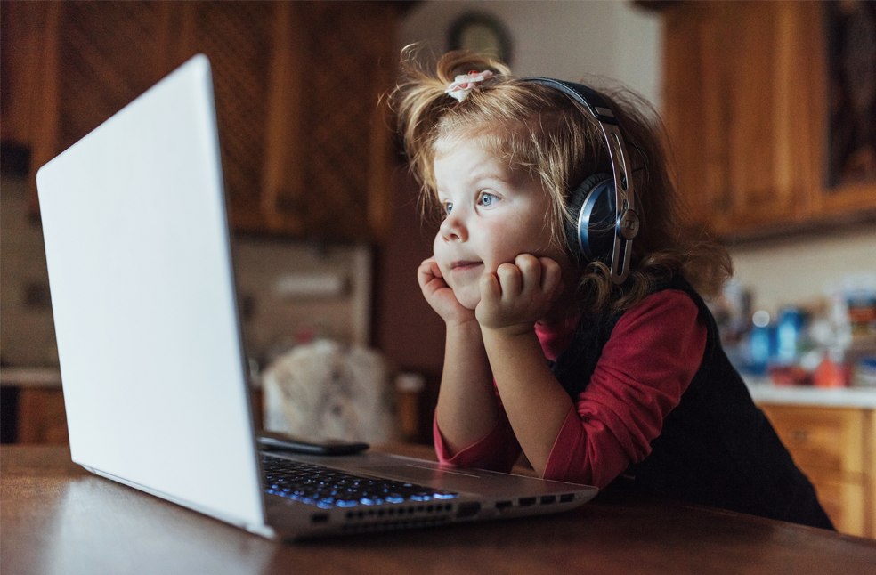 Texas Governor signs new Online Child Safety Bill_Image Via_Freepik