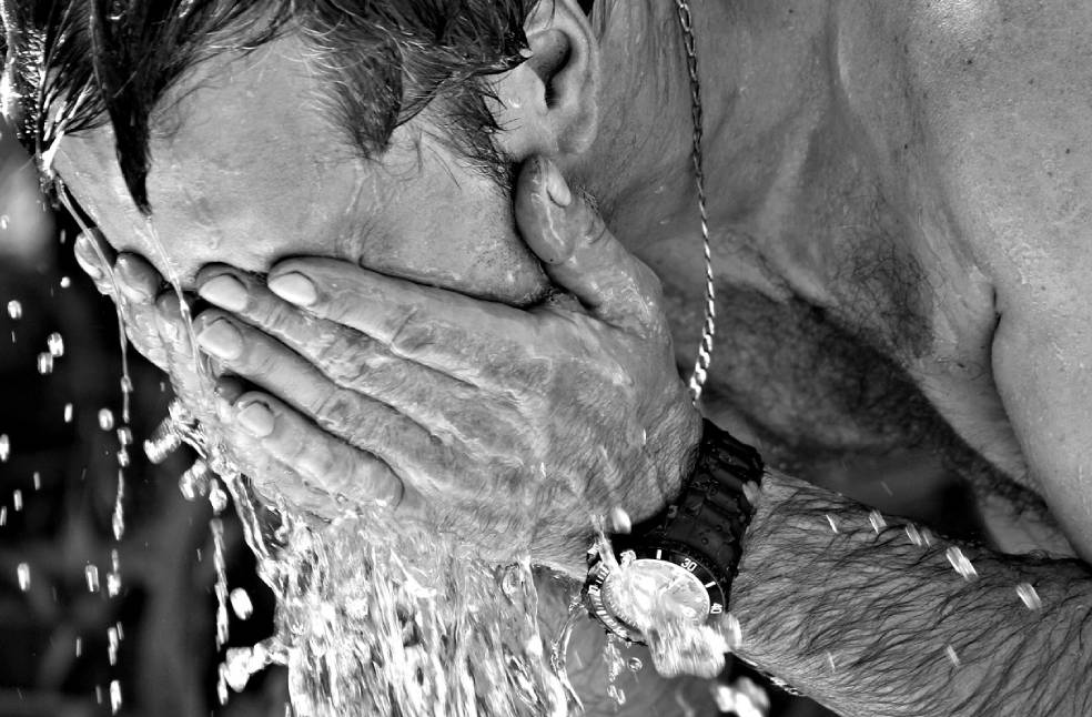 UK heatwave causes health warnings and wildfire risk