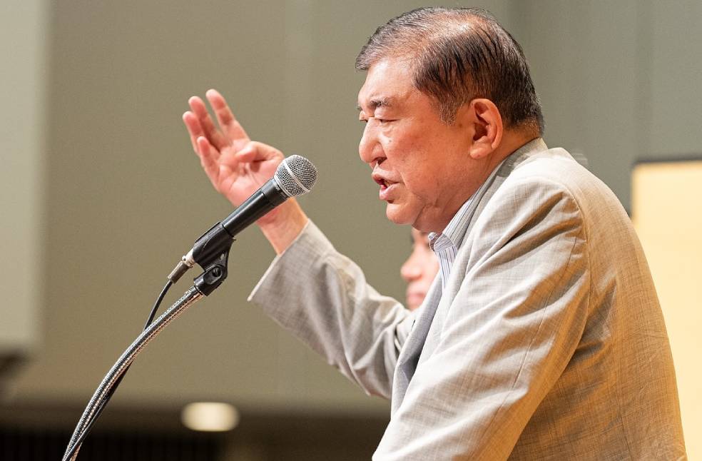 Japan PM vows to stay on