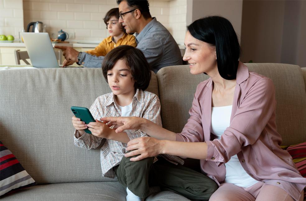 UK plans stricter Screen Time rules_Image source_X_Freepik