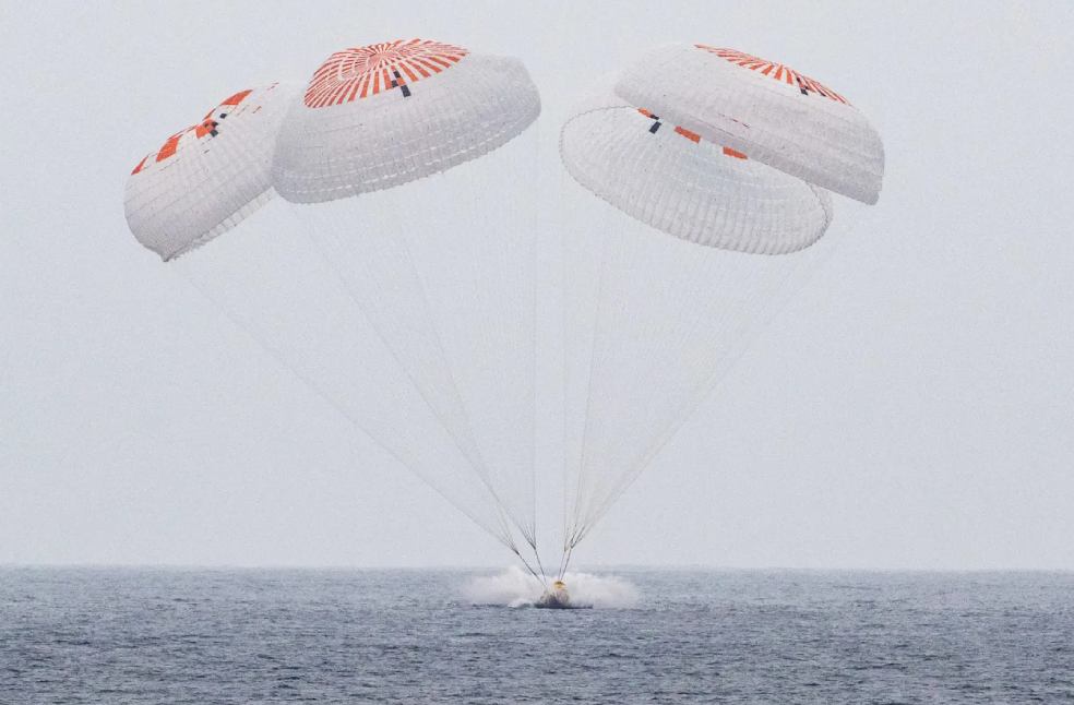 4 Astronauts return to Earth