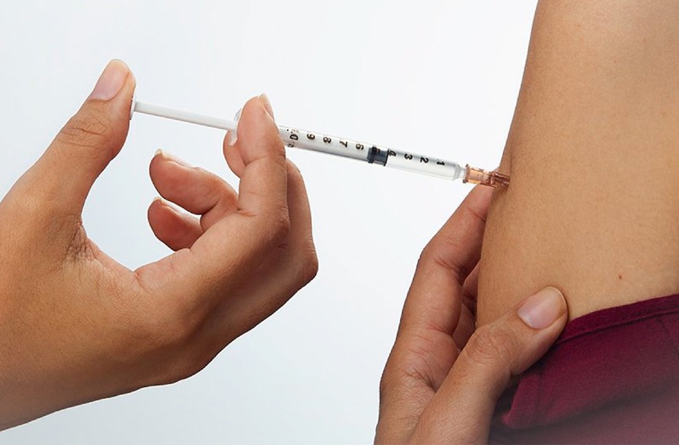 Medical proffesional injecting medicine