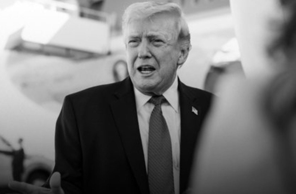 Trump moves to pay TSA workers as shutdown chaos grips US airports