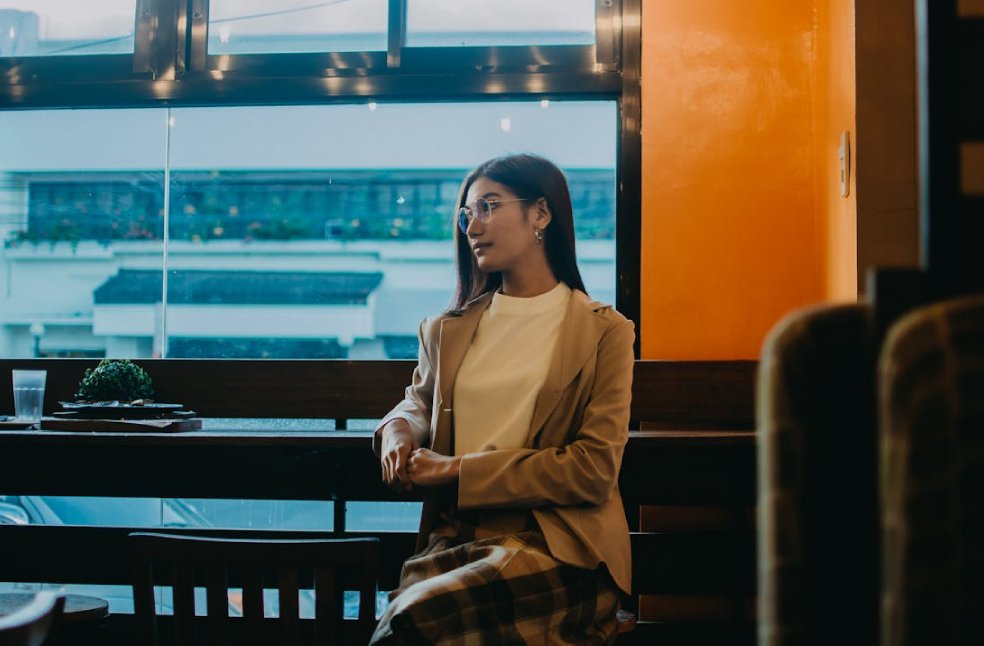 Elegant young woman in a cozy café,