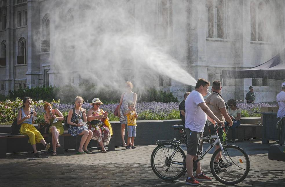 Street scene on a hot summer day