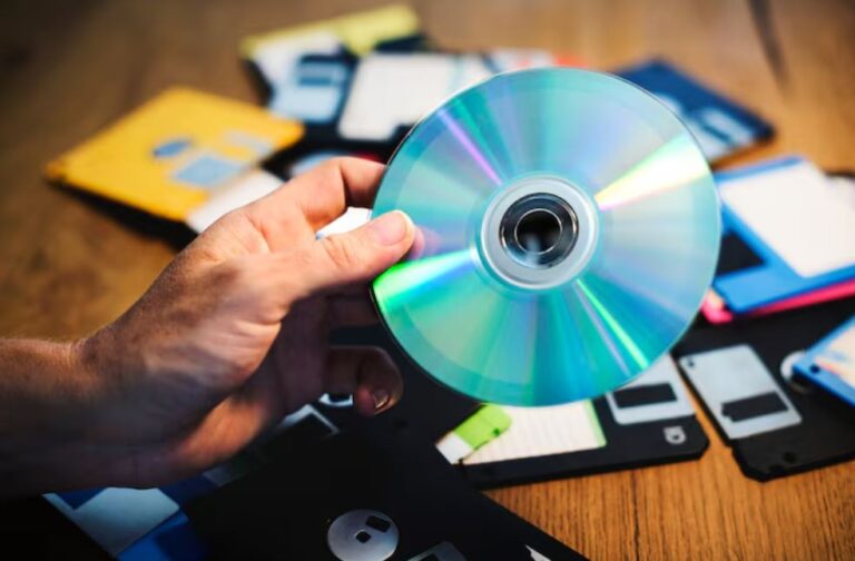 PlayStation to stop releasing games on discs from 2028 Hand holding disc