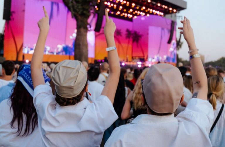 Pitbull fans set Guinness World Record with 22,141 bald caps Pitbull fans GWR-Image from-X-BST Hyde Park