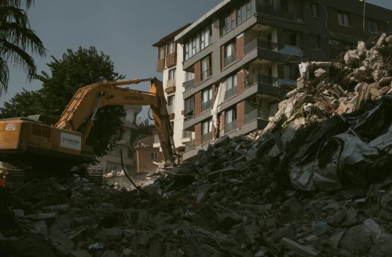 At least 132 dead after powerful 7.4-magnitude quake hits Colombia Excavator removing rubble from a collapsed building