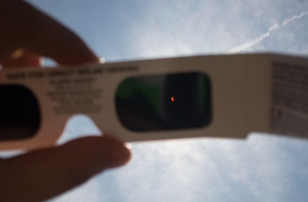 Solar eclipse viewing glasses