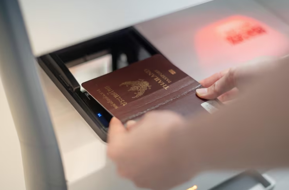 Traveller using a biometric border control machine