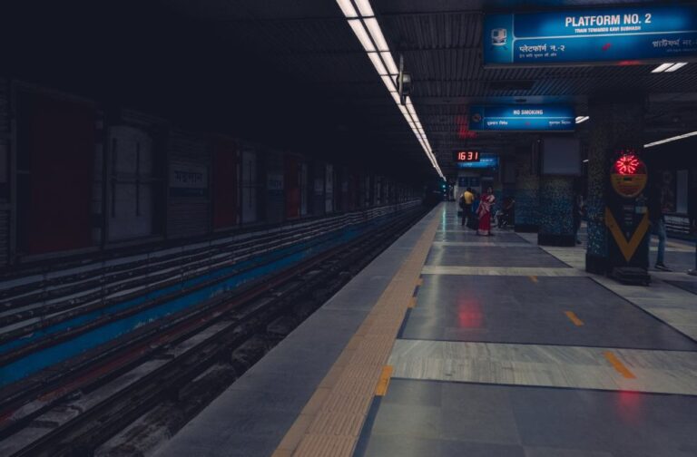 Delhi shuts metro stations ahead of opposition march Delhi shuts 6 metro stations
